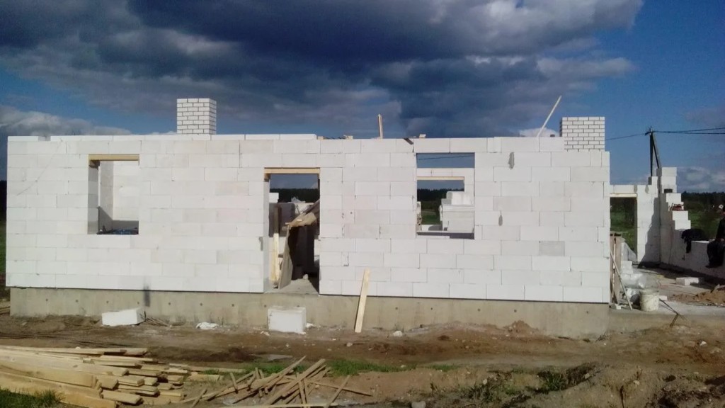 Кладка газосиликатных блоков на стройке в Любани
